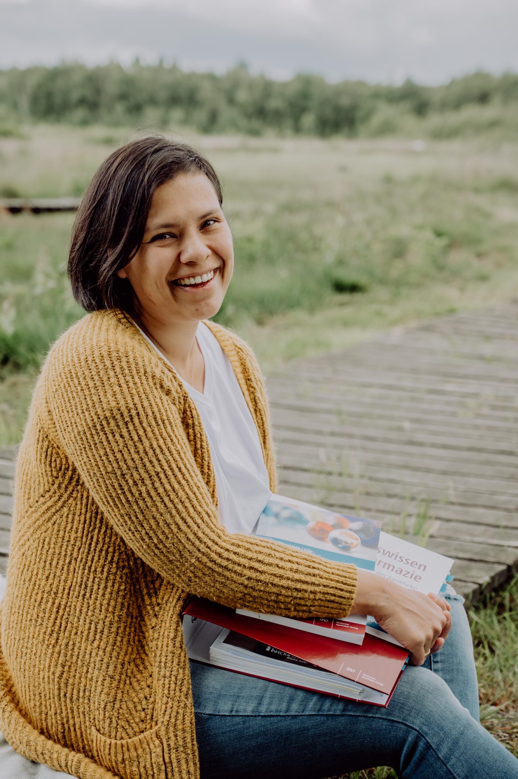 Sabina Bley sitzend Fachbücher