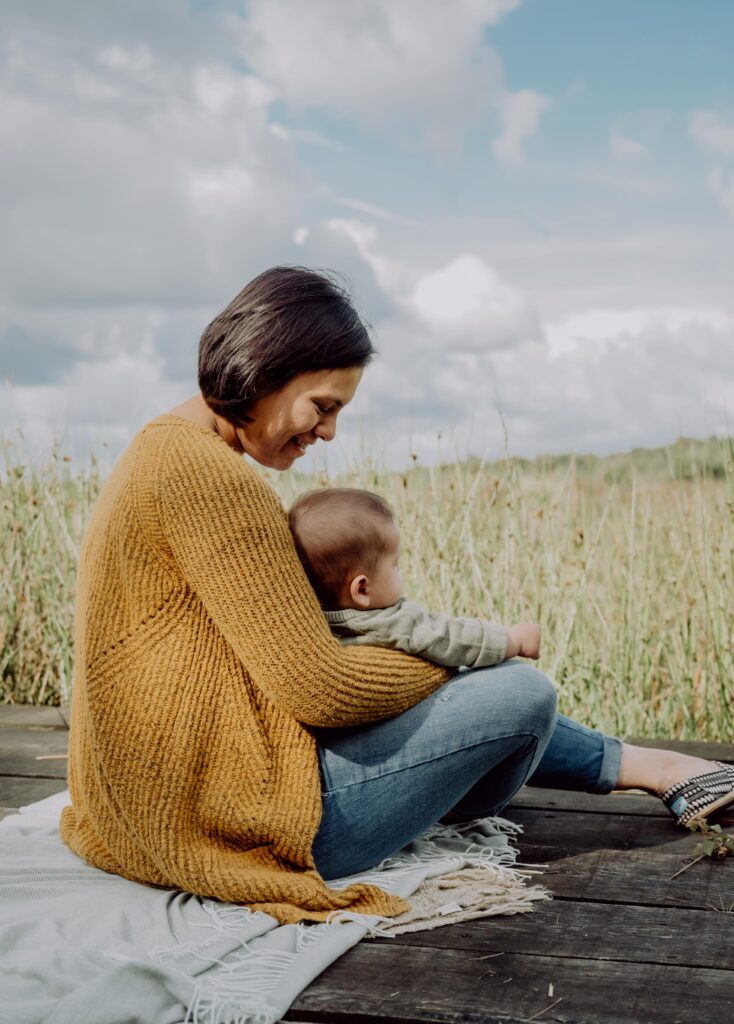 Sabina Bley mit Baby sitzend